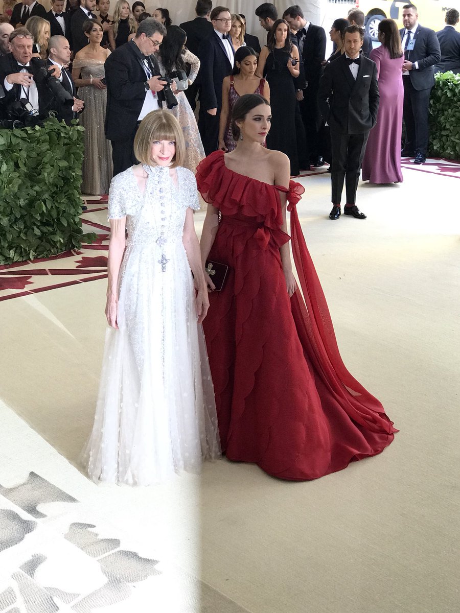 metmuseum's tweet photo. #MetGala Co-Chair #AnnaWintour and her daughter #BeeShaffer have arrived on the red carpet. cc: @voguemagazine #MetHeavenlyBodies https://t.co/Mw8WqLS3xs
