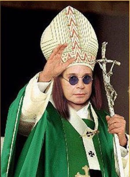 En rockaxis.com/radio celebramos a #OzzyOsbourne, que mañana se despide de Chile. En minutos sortearemos la entrada. Comparte este artículo rockaxis.com/revista/180/#p… usando #OzzyRX y ya estarás participando :D