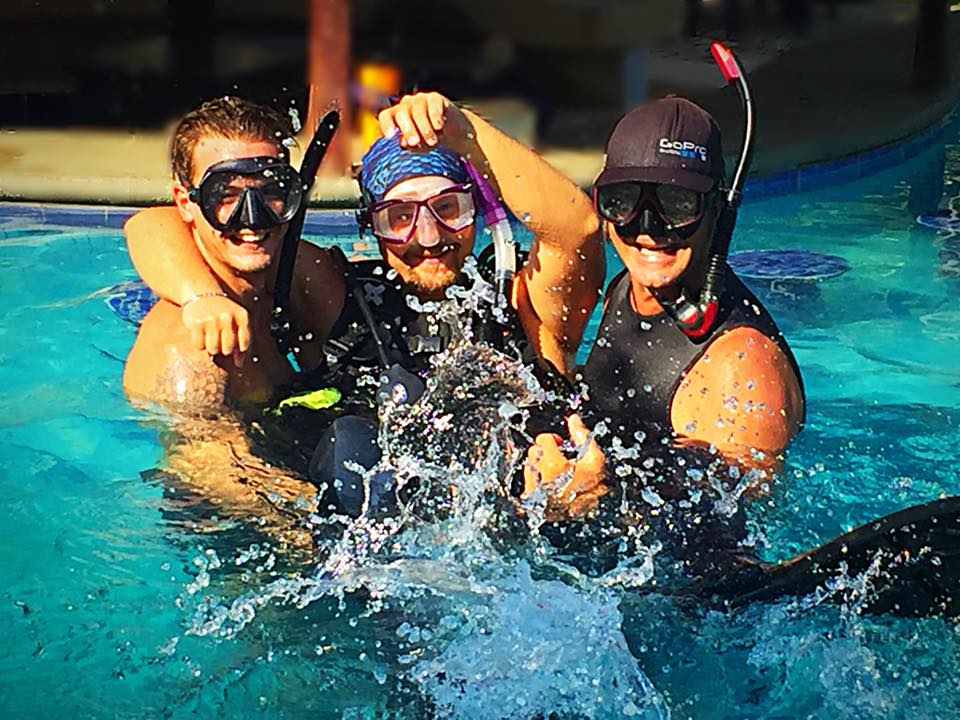IDCcostarica's tweet photo. Boys wil be boys.. #IDC #Scubadiving #funtimes #lovinglife #poolsessions https://t.co/hmg0NWJpat