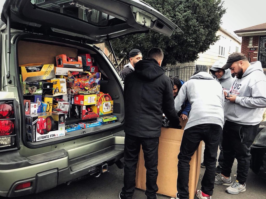 GolazoDeRobbie's tweet photo. @BigGigantic @SpringAwakeFest #ABigGiganticDifference #SAMF
Over the winter I helped donate over 200 toys to underprivileged children in Pilsen for Christmas! through the Hogar del Niño organization! https://t.co/ueegwQxi5n
