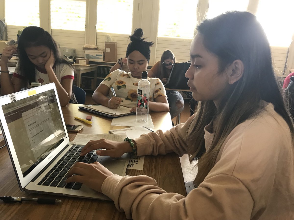 808Bray's tweet photo. SURVEY your surroundings!
Student Nicole M. looks at her survey results for her final project in Mr. Kajihiro’s third period about homelessness, “we got 139 responses!” She said. #snwhs https://t.co/tmbfUWvAKt
