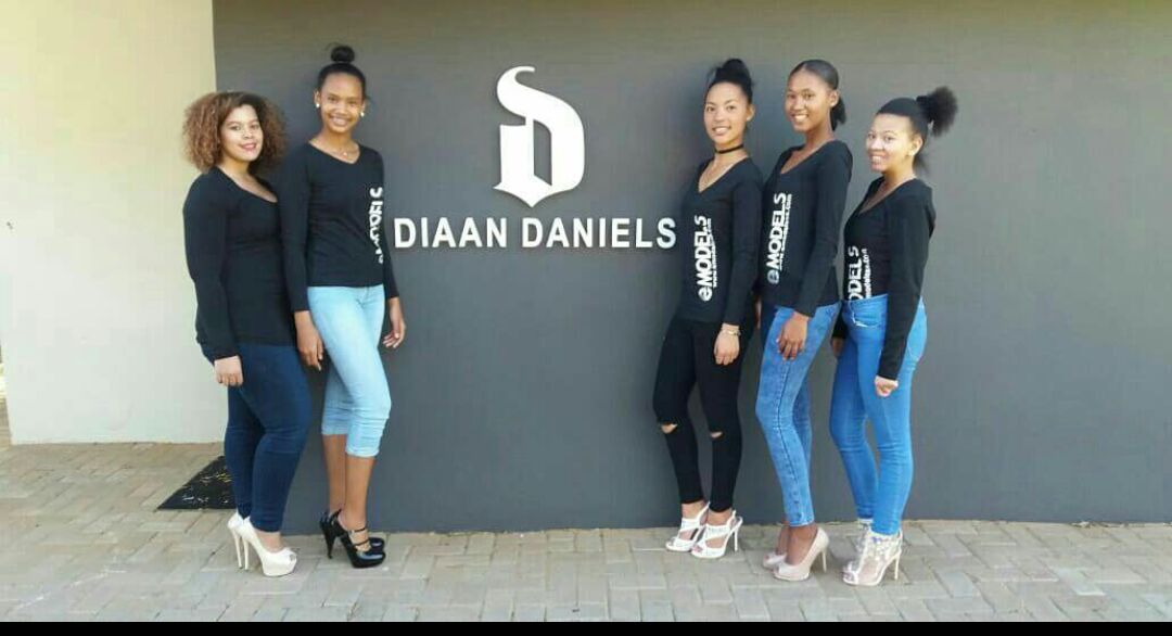 HestertjieDot's tweet photo. Fittings!! #Emodelssa #EmodelsHeidedal #DiaanDaniels #BridalExpo https://t.co/jg8chEpJHj