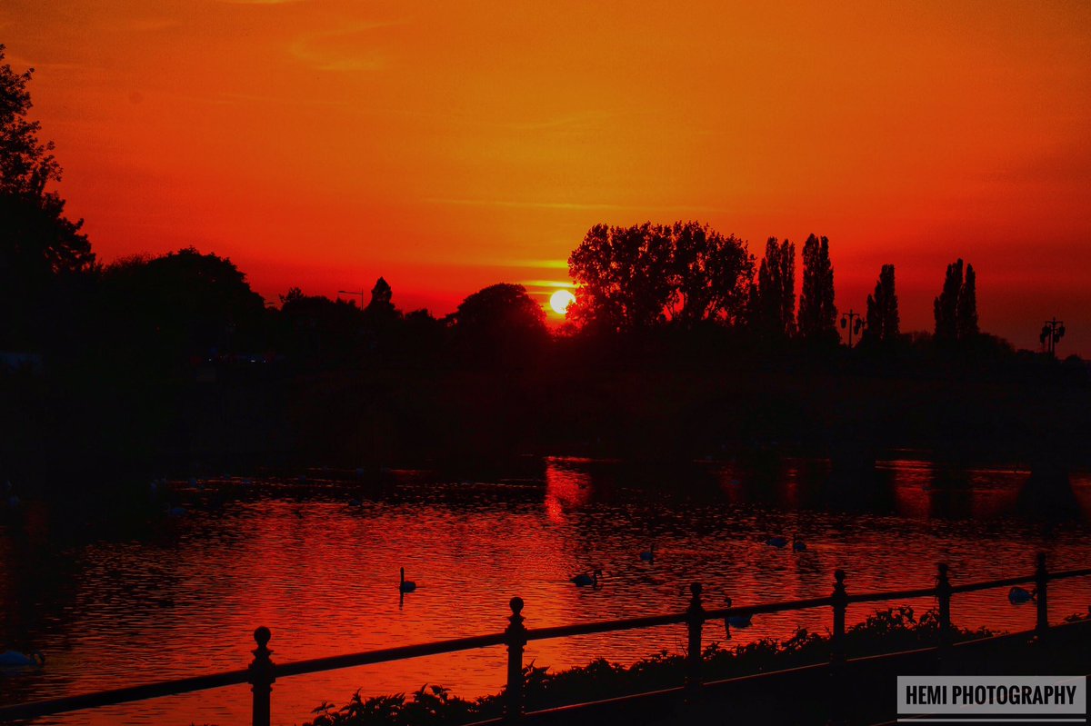 hemaka21's tweet photo. Quick snap of the sunset during this warm weekend 🌞🌇
-
#worcester #sunset #servenbridge #diglis #browns #sunsetlicious #super_photosunsets #igersworcs #worcpic #worcestershirehour #bankholiday #weekend @worcpic @AP_Magazine #worcestergram https://t.co/Sq8WFYENq1