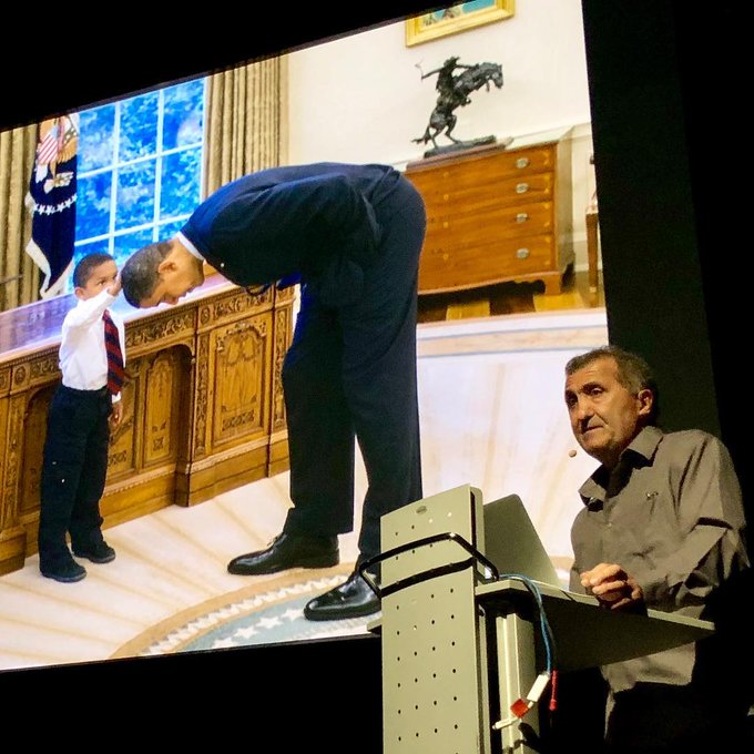 From one @WhiteHouse photographer to another! @kennerly captures this photo of @PeteSouza at #egconf<a class="tags" target="_blank" title="On Twitter" href="/?out=eyJ0eXAiOiJKV1QiLCJhbGciOiJIUzUxMiJ9.eyJpYXQiOjE3MjU3OTI5MDAsImlzcyI6InR3cG9ybnN0YXJzLmNvbSIsIm5iZiI6MTcyNTc5MjkwMCwiZXhwIjoxNzU3MzI4OTAwLCJyZWRpcmVjdF91cmwiOiJodHRwczovL3R3aXR0ZXIuY29tL1doaXRlSG91c2UifQ.3ZtaUDNGvHk7XyrhuQ1Psoql0YprtF7QgsManhXVhodfQva2LPbV2Gktx8yCg4pV9bnlP2xMHs-6cdHnxDzykg">@WhiteHouse</a><a href="/tag/repost"class="tags"><span>#repost</span></a><a href="/tag/egconf"class="tags"><span>#egconf</span></a>