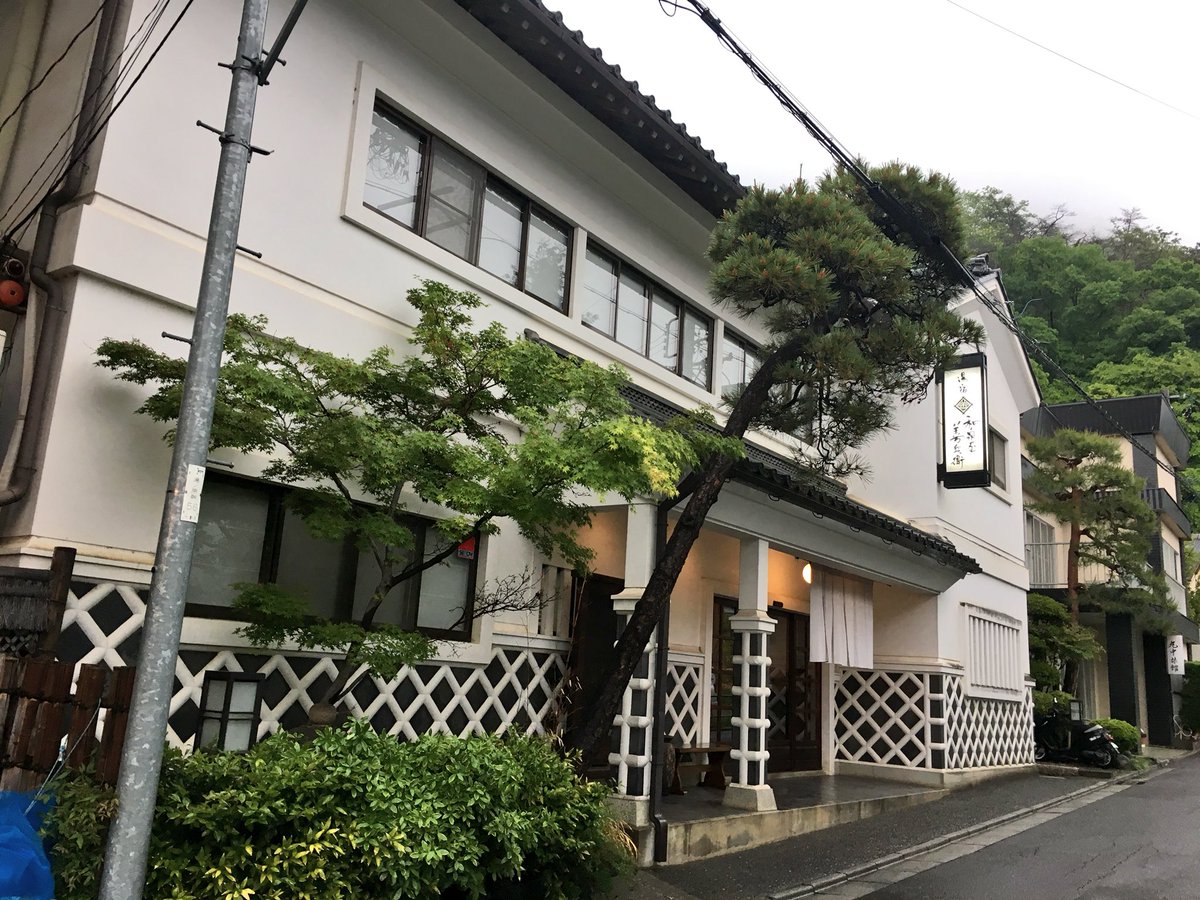 松本市からバスで20分ほどの場所にある美ヶ原温泉に泊まりました。和泉屋善兵衛さんは素泊まり五千円で、6畳和室シンクトイレ付きのお部屋を用意してくださって、飾らない雰囲気にゆっくり過ごせました。イギリスだとドミトリーのお値段と思うと… 