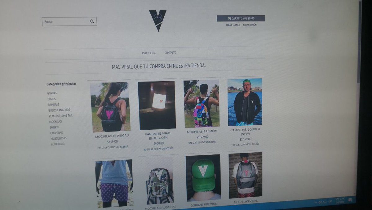 Martinpdisalvo's tweet photo. Nuestra tienda online/ La tienda de un mono en peligro de extinción que teme por su vida y tiene un seguridad porque no puede salir tranquilo a la calle 🐒 https://t.co/Y5Ph71pi4W