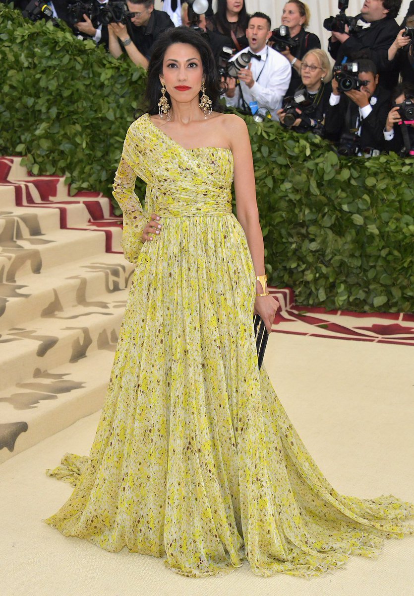 Vogue Magazine On Twitter Huma Abedin Has Arrived At The 2018 Metgala See More From The Red Carpet Https T Co Lq8p3w8er6