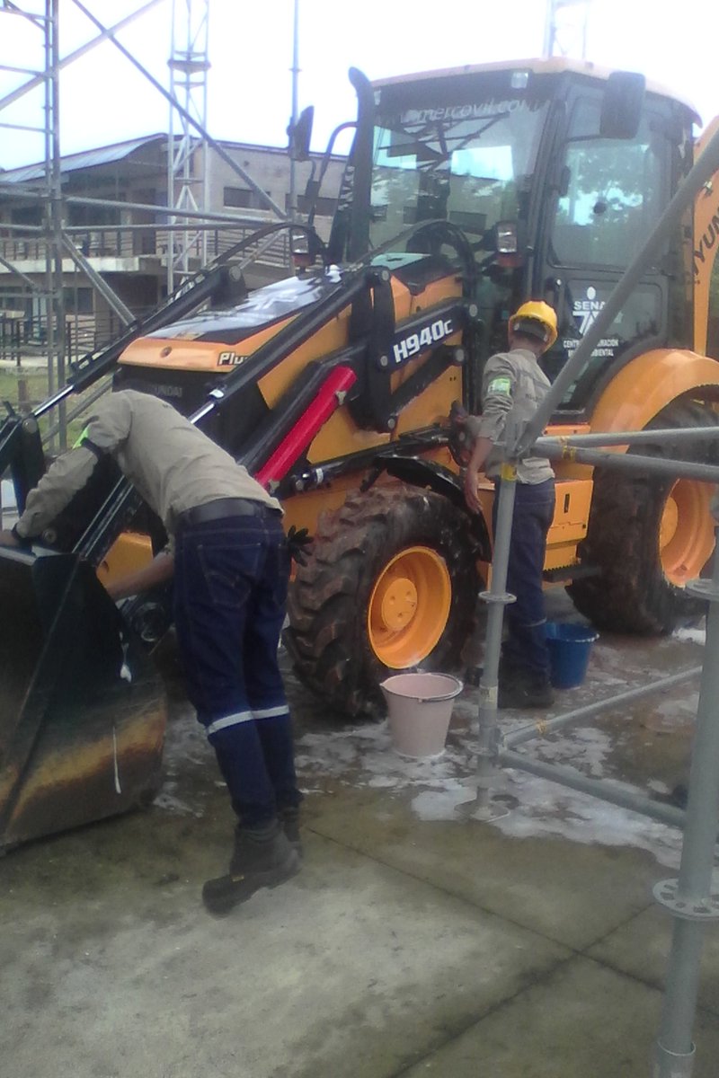 MINERIA5CFMA's tweet photo. Dia de aseo y limpieza en la maquina.
MAQUINARIA PESADA @SBDIR_SENACFMA  @SenaCfma https://t.co/eSRTOatp3u