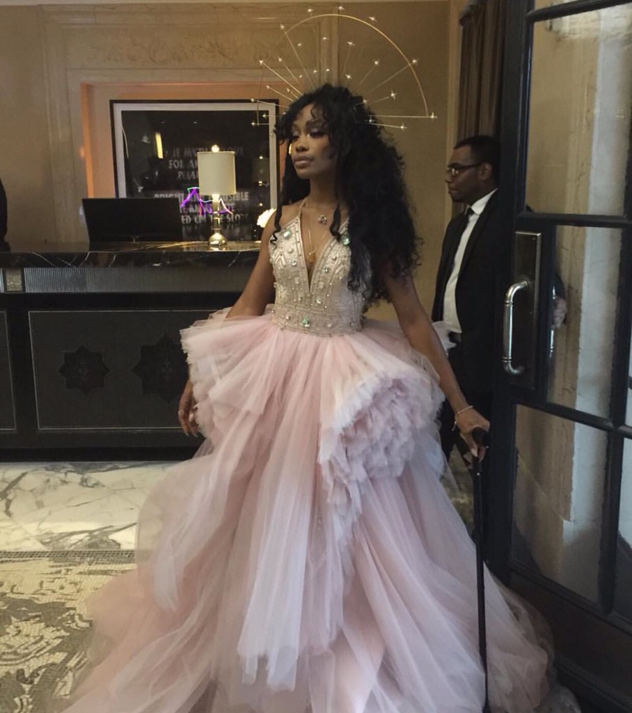 thefader's tweet photo. 😱😢😭 @sza is a real-life angel 💫 #MetGala https://t.co/SEhvThDMwV