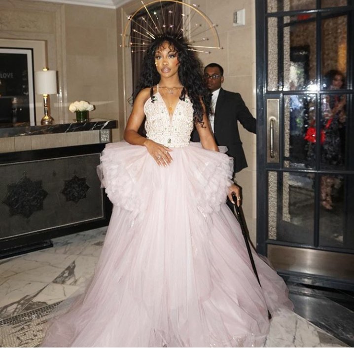 TakeAShot4_C's tweet photo. #MetGala2018 @sza 💕👑 https://t.co/95SS6A44sT