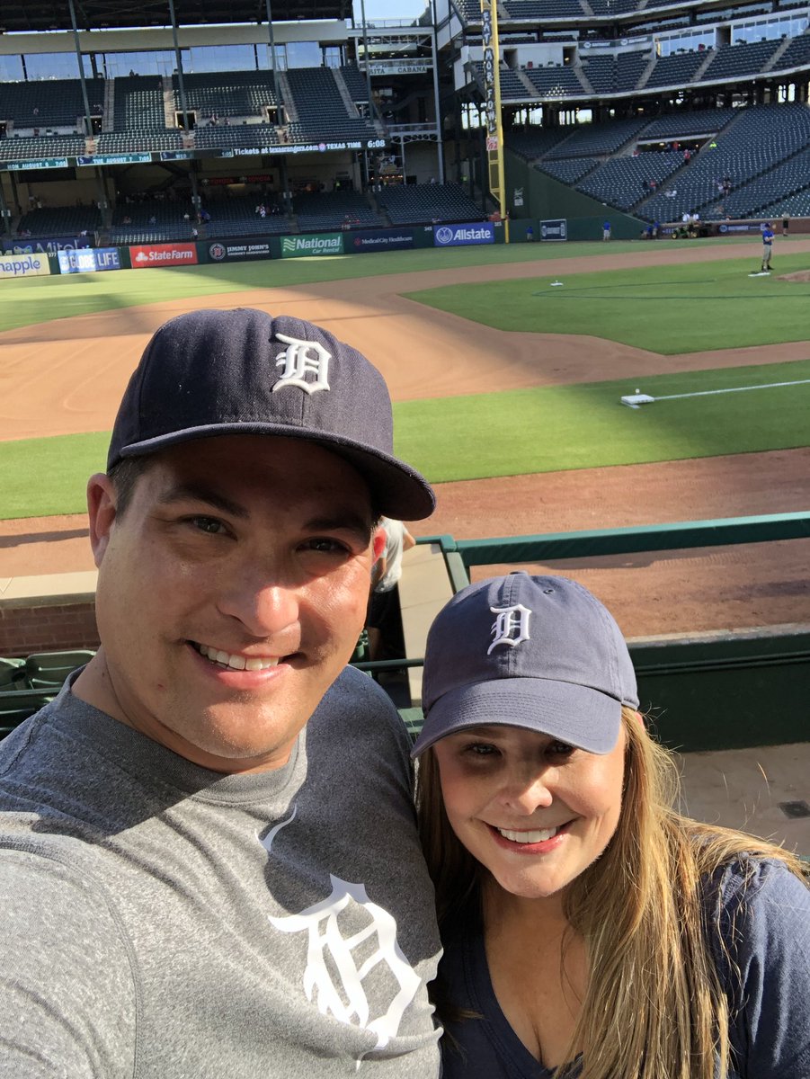 PedsPsychMom's tweet photo. Watching the @tigers play in Arlington! #hometownpride #reppintheD https://t.co/S3NXQEPize