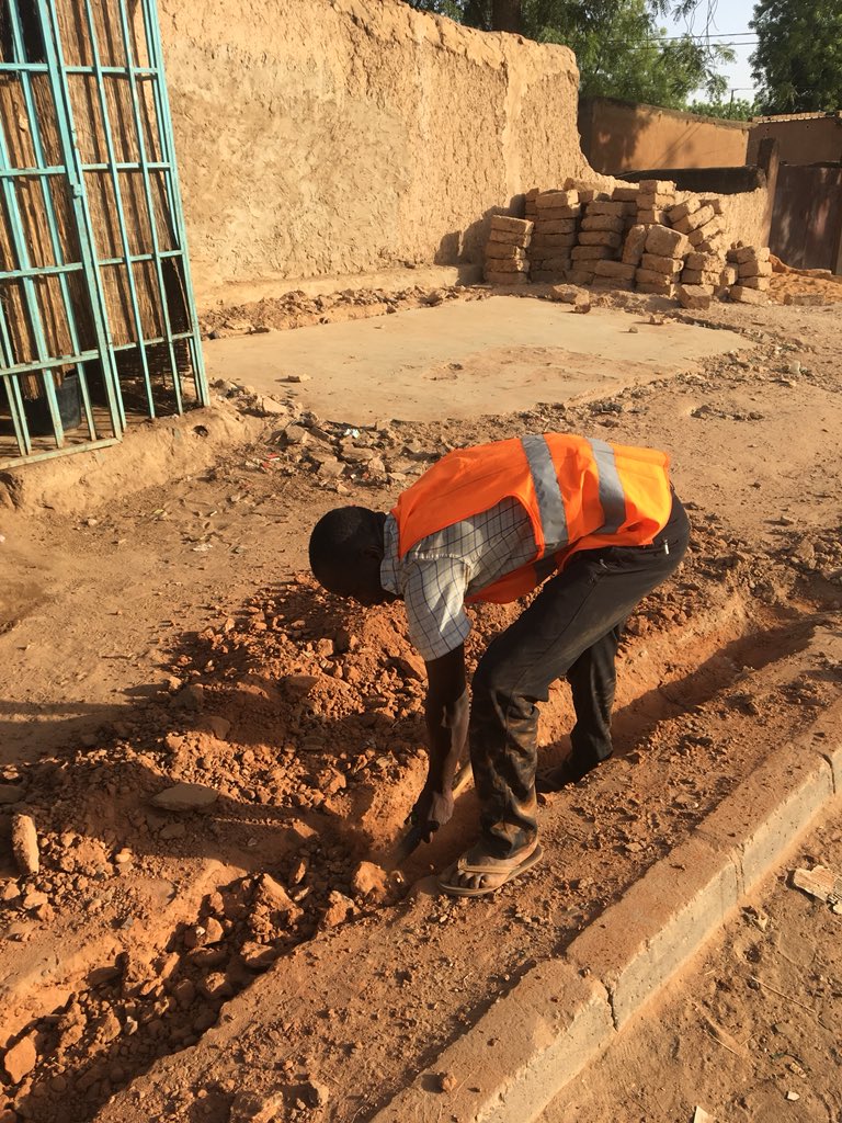 birdson6's tweet photo. Dep8 un tps #Niamey est sous une lumière intense. plus d’1millions de lampadaires pr éclairer la coquette #Nyalla Derrière c #magnific travail 1Président @IssoufouMhm &amp;st peuple,mais o6 des jeunes #extraordinaires du #Niger que j’aimerai vs faire découvrir https://t.co/Z64jaJh1Mv https://t.co/7wlLSKp55w