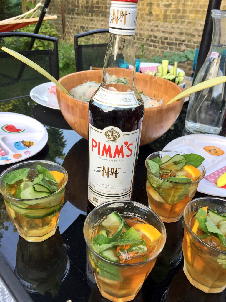 𝖸𝗈 𝖮𝗄𝖺𝖽𝖺 イギリスで夏日に飲むものといえば ピムス ライム きゅうり いちご オレンジ ミントなどを加え 見た目にも楽しい ロンドングルメ 𝖸𝗈 𝖮𝗄𝖺𝖽𝖺 イギリスで夏日に飲むものといえば ピムス ライム きゅうり いちご オレンジ ミントなどを加え 見た目にも楽しい ロンドングルメ