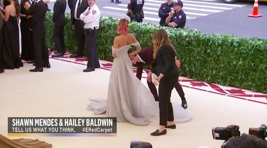 shawnwwreports's tweet photo. We love a man who helps out with Hailey's dress
#MetGala https://t.co/kI6T0h4JxD