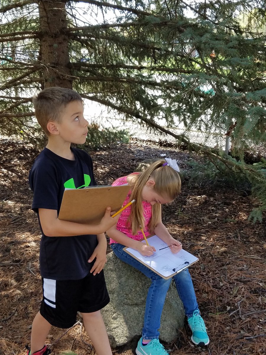 Holly492's tweet photo. Students use their poet's eyes to observe their surroundings.  #welovetowritepoetry #poetseye. @PadPride #Milan21 https://t.co/QqW9jhEz50