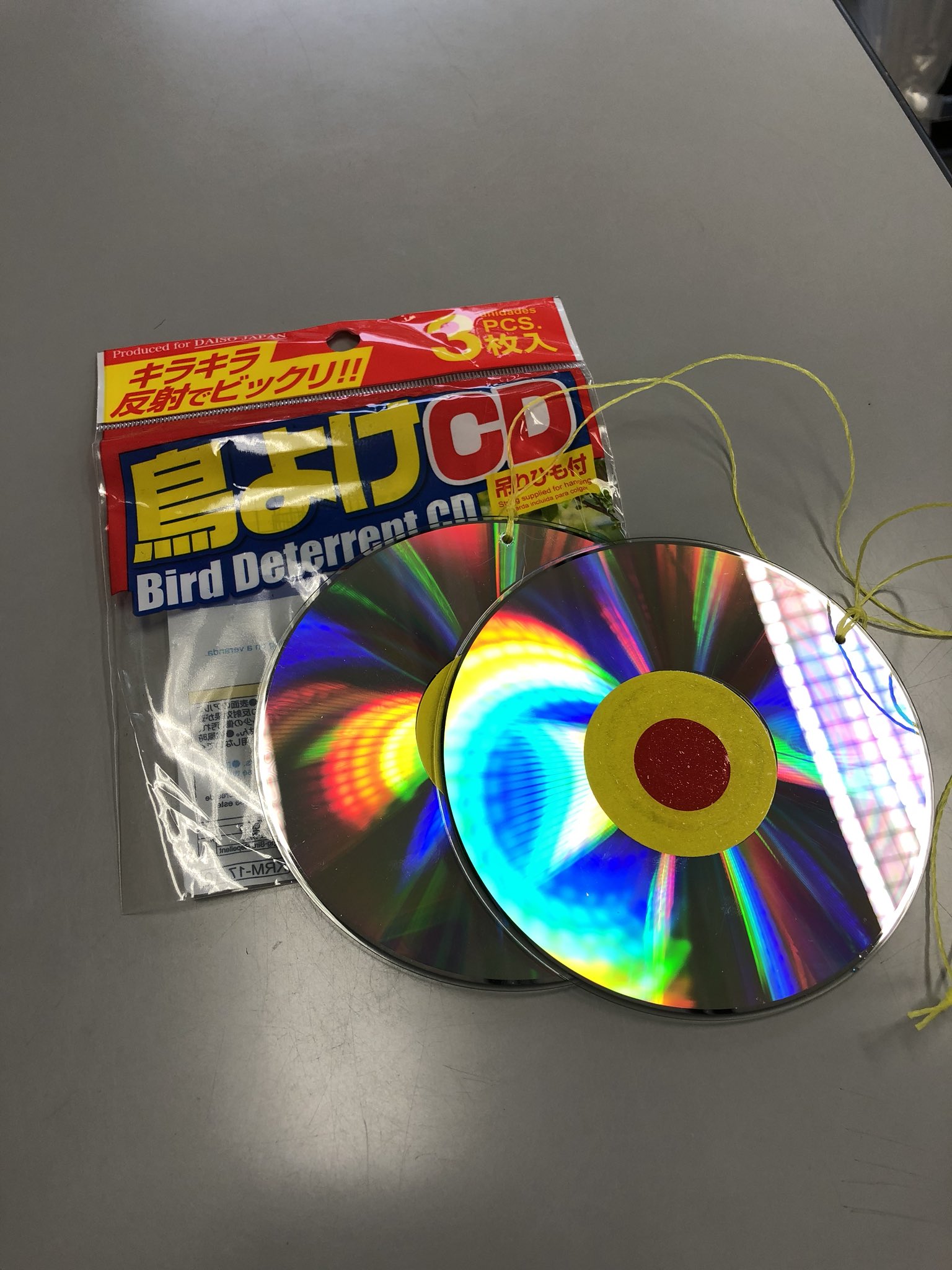تويتر Hajime B S Ishikawa على تويتر 学生が買ってきた100均の 鳥よけcd この本末転倒感すごい ちゃんと吊り紐までついてる T Co 6fhl34kpcz