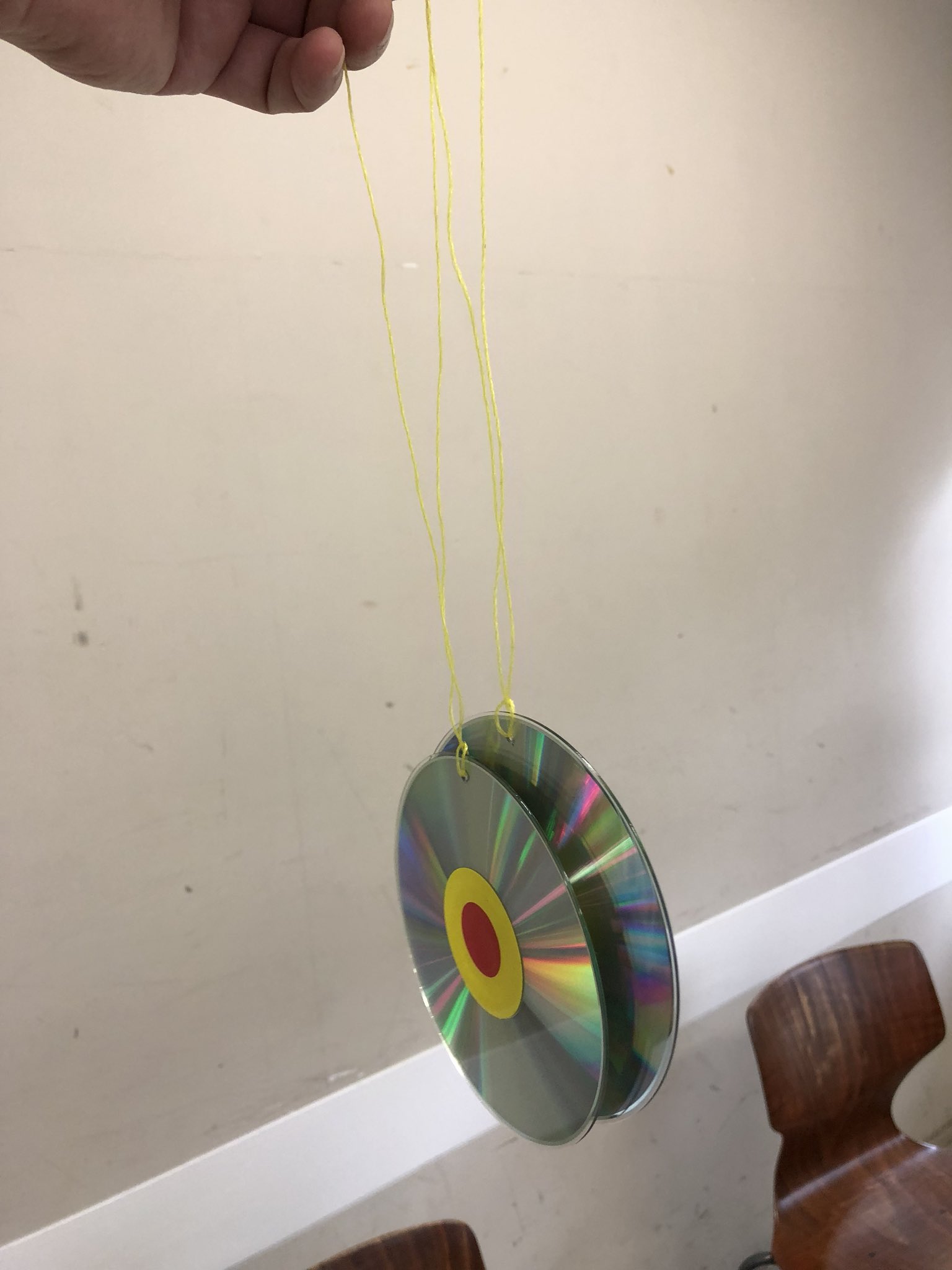 تويتر Hajime B S Ishikawa على تويتر 学生が買ってきた100均の 鳥よけcd この本末転倒感すごい ちゃんと吊り紐までついてる T Co 6fhl34kpcz