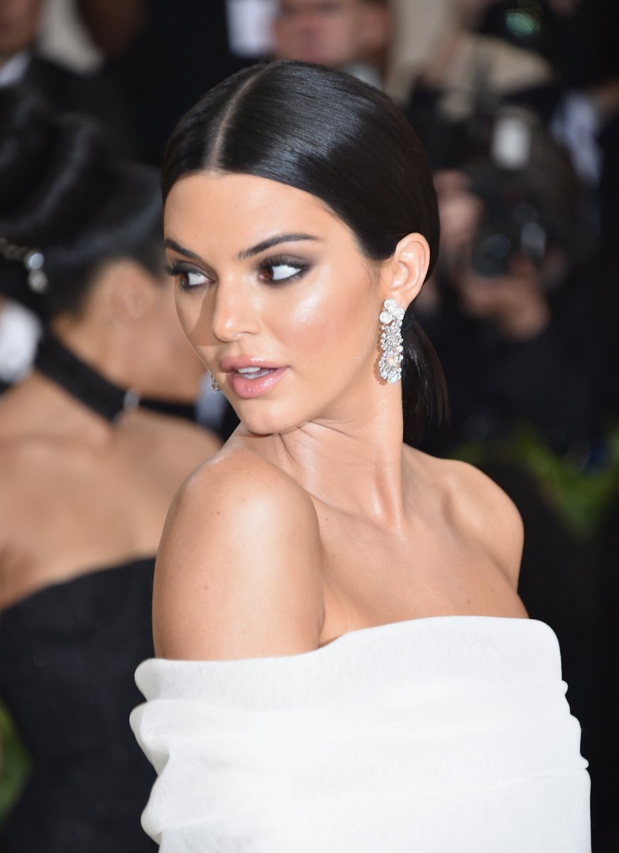 GlamourMex's tweet image. #MetGala2018 ¿Te gustó la elección de @KendallJenner para el #MetGala2018?