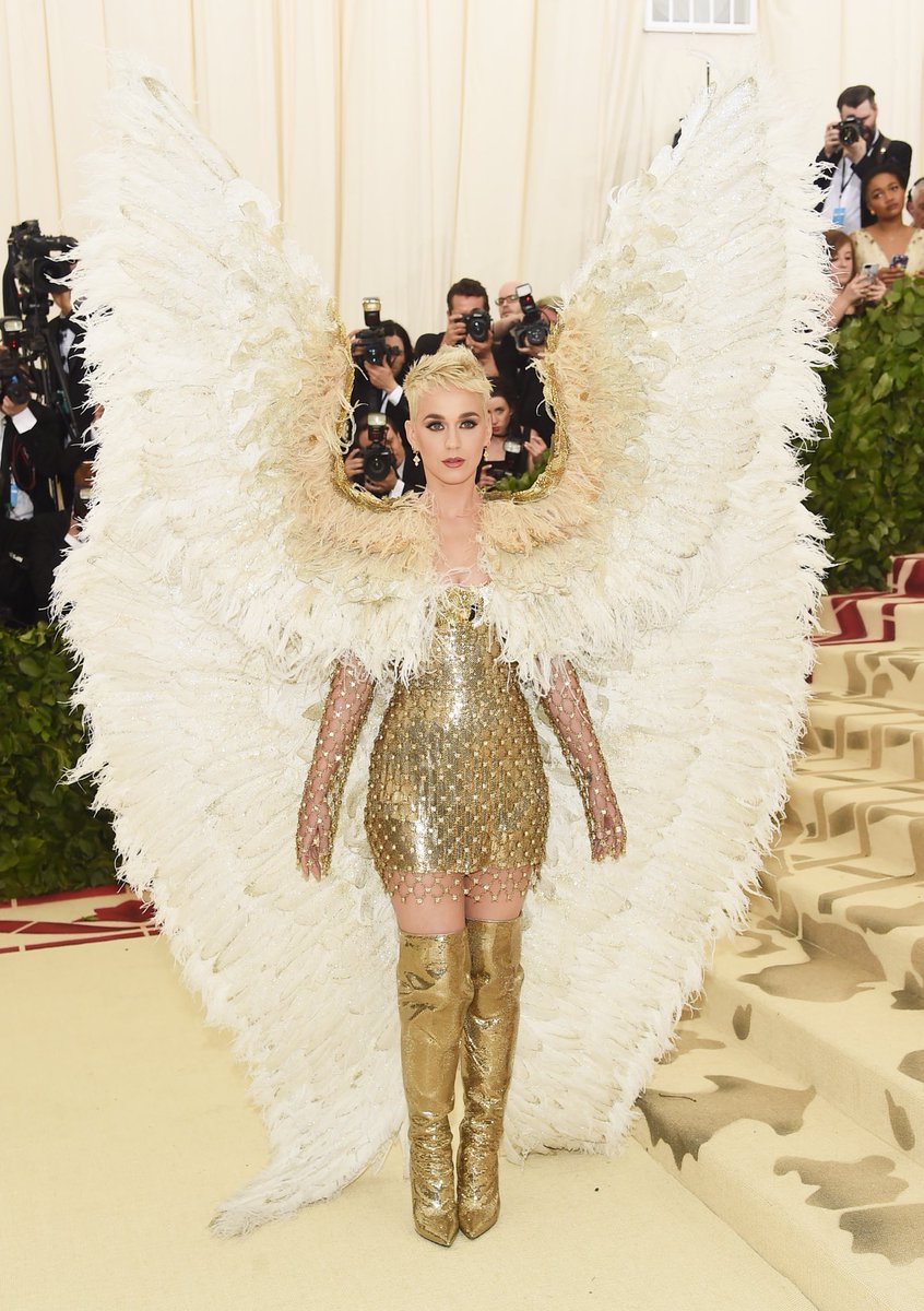 InStyle's tweet photo. Katy Perry has descended upon the #MetGala from the heavens above. 👼🏼 #KatyPerry #Versace https://t.co/NnBVU6fWuh