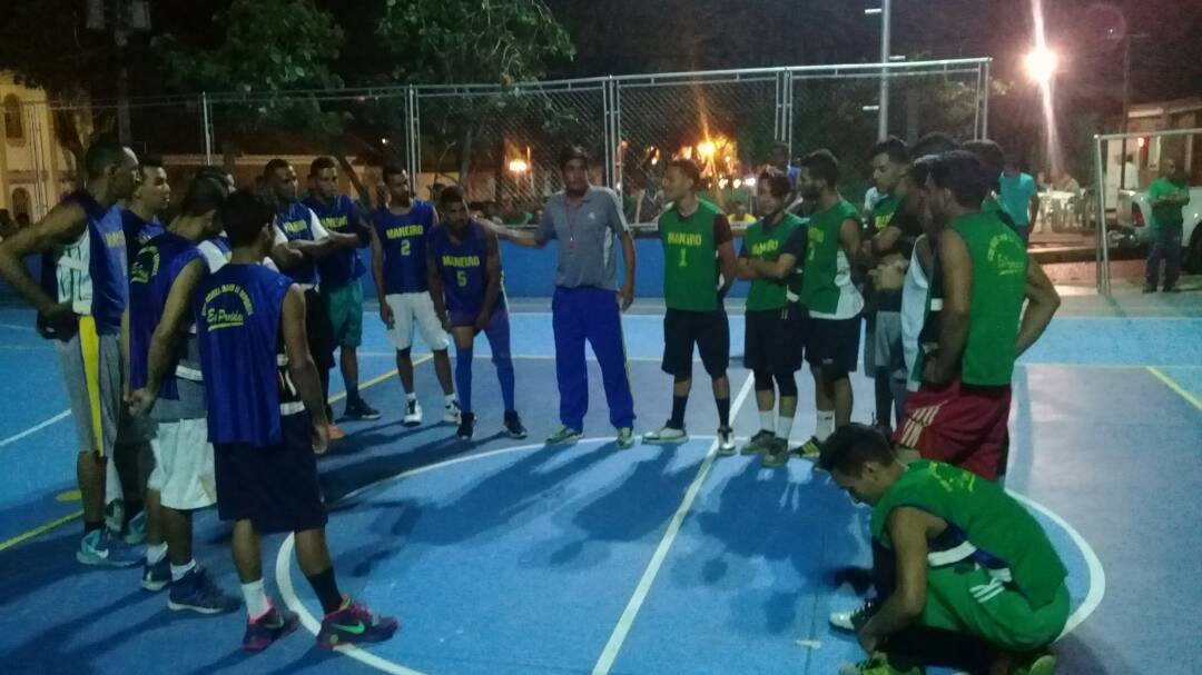 AlcaldiaManeiro's tweet photo. Inicia jornada de baloncesto en los juegos en honor al Cristo del Buen Viaje en la nueva cancha Luis Emundo Villalba #municipioejemplar #haciendogestion https://t.co/Dn2HNQg82o