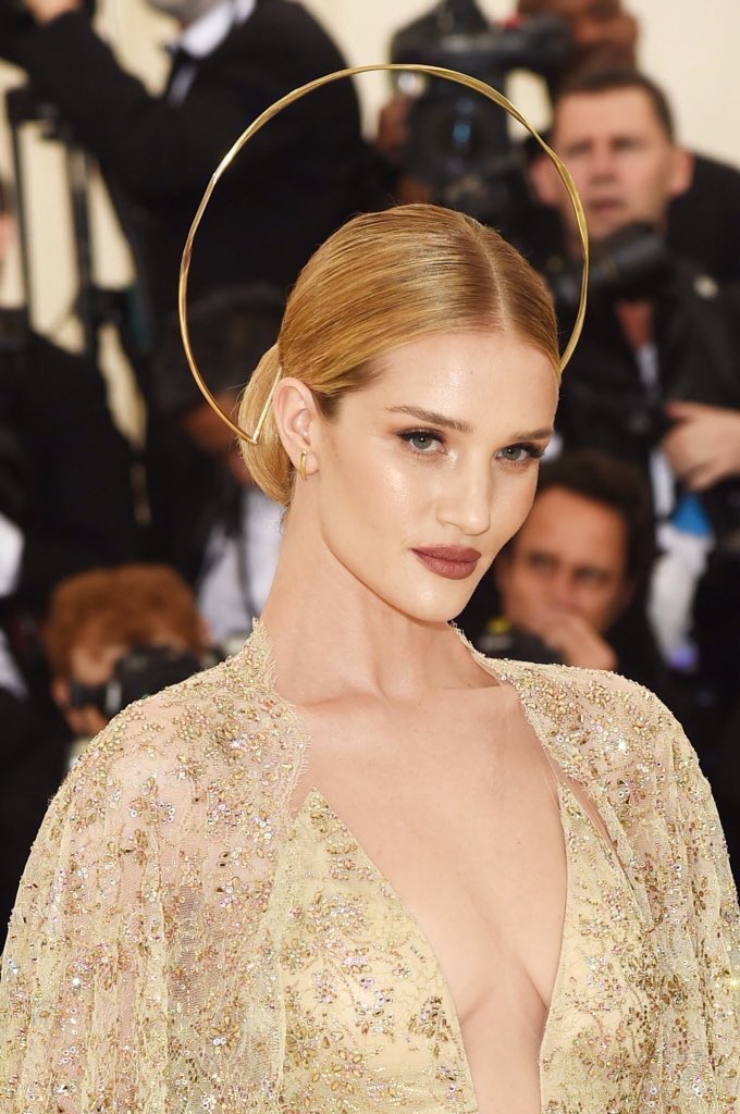 TabloidArtHist's tweet photo. Rosie Huntington Whiteley in a gold embellished Ralph Lauren gown with halo detailing, The Met Gala, c.2018 // Frank Cadogan Cowper, ‘Vanity,’ c.1907 https://t.co/XIaphQdvy6