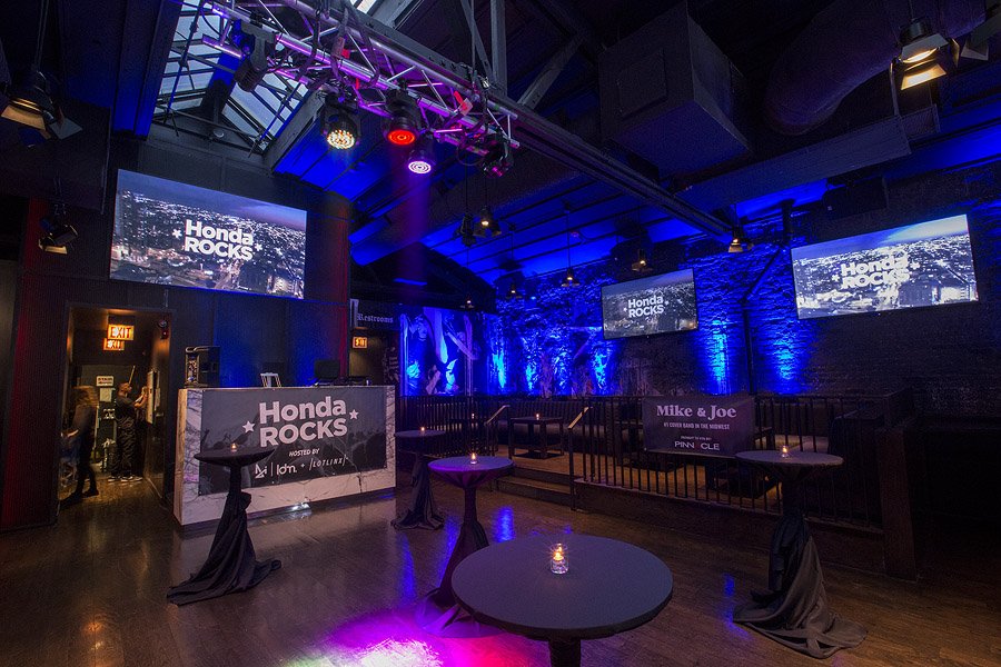 RockitEvents's tweet photo. When the Guests Rock, the Venue Rocks, the Client Rocks, and the Band Rocks Out.... you know the event is a success!! Ask @nsEventPlanner to make your Chicago Reception Rock!! https://t.co/St0WjQbv25
