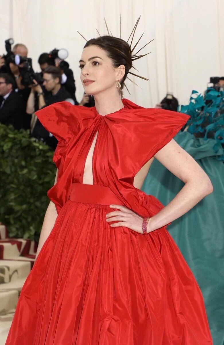 Stange das Ende Referenzen anne hathaway met gala Vulgarität Kunst bilden