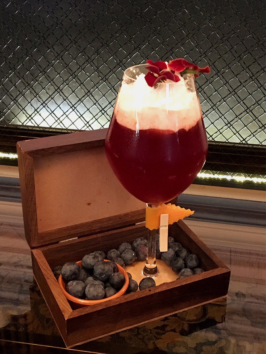 Luca__bonsi's tweet photo. Otra maravilla líquida de la mano de Alex Canol , Bar manager de @OnlyYOUHotels ... @BrockmansGin_es  “The Boutique” ... #WorldGinDay  #Brockmansgin https://t.co/RBTDI6bHGl