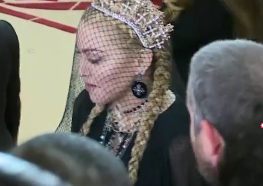 ioaan's tweet photo. REINA DEL UNIVERSO #METGALA #MADONNA https://t.co/I0DebWNJ1U