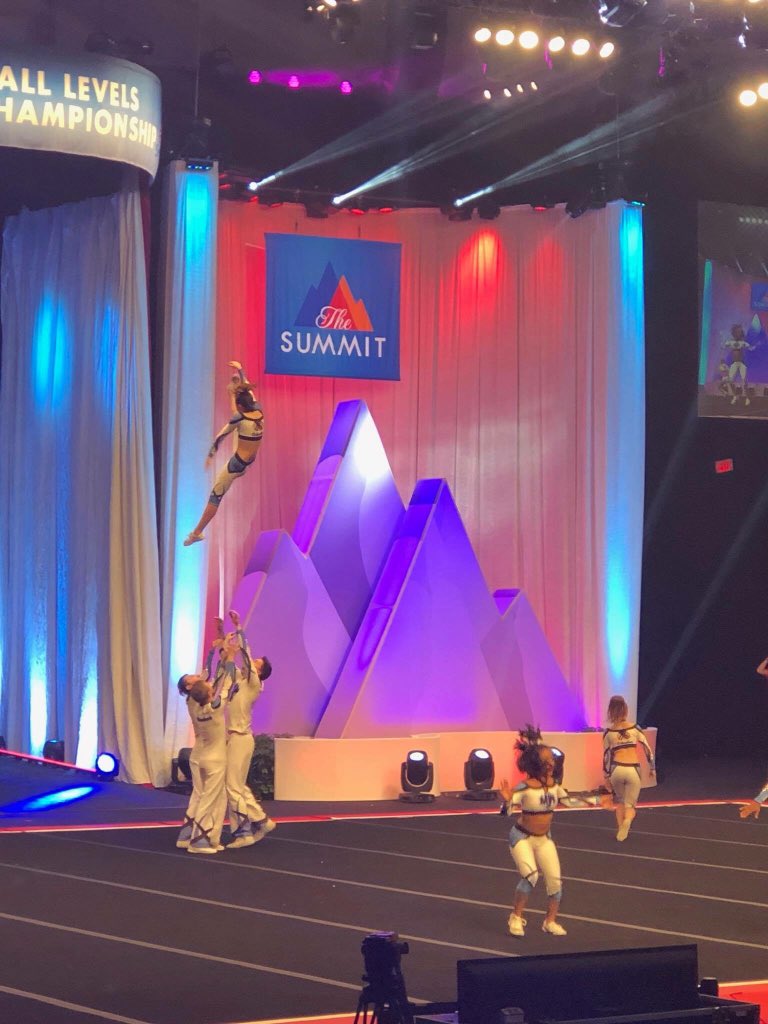 UltimateClimb's tweet photo. 15. Remember Emma Dean from @MCE_Columbus? It was her final performance before her heart surgery and her team went straight from Wild Card to finals and her basket scored a perfect 10. And we love everything about this. #OurFavoriteThingsAtThe2018Summit https://t.co/RFcrR5SMZE