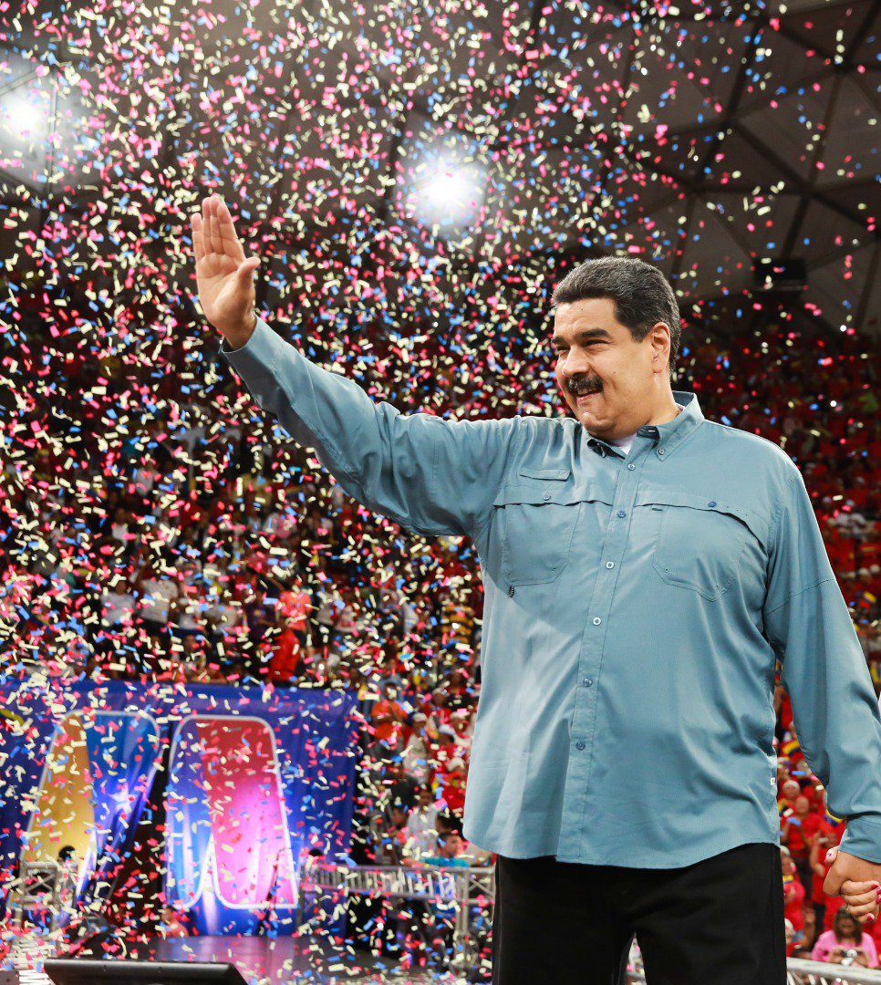 NicolasMaduro's tweet image. Las naciones caminan hacia su destino al mismo paso que marcha su educación. Si algo ha hecho la Revolución es construir un poderoso sistema educativo en 19 años. Antes el nivel de deserción escolar superaba el 70%, hoy la juventud camina al futuro. #EnVenezuelaElPuebloDecide