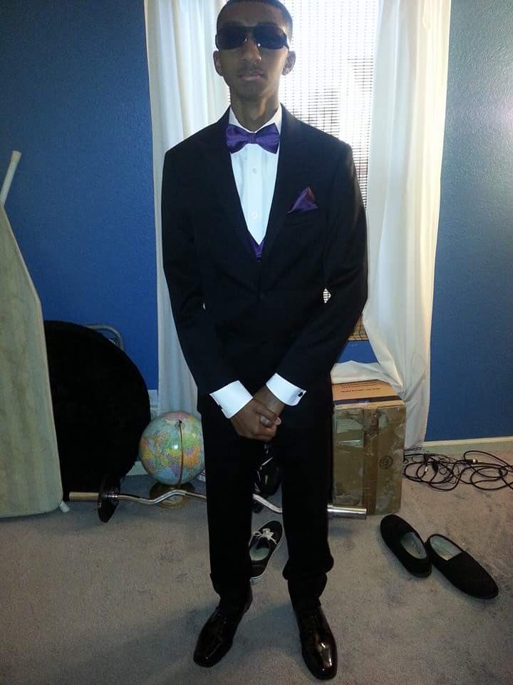 hazardus_tv's tweet photo. Since errbody posting #Prom2k18 pics, here's a throwback. #prom2k14 vs #prom2k15 https://t.co/uohGdtHzSY