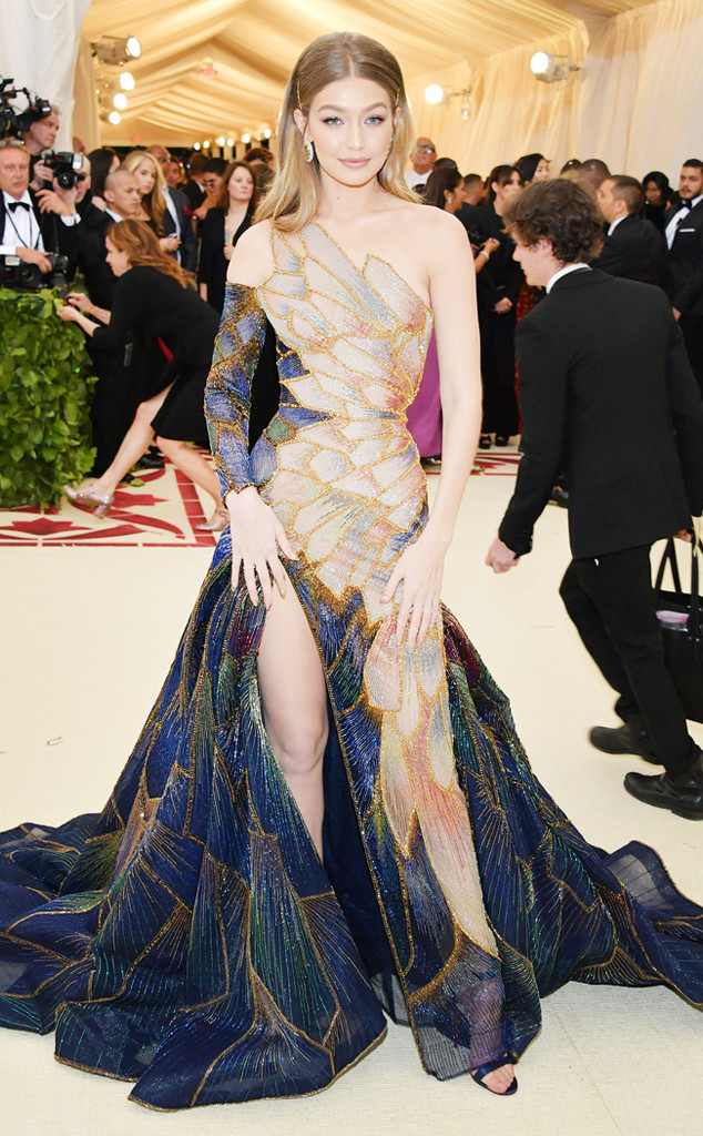 enews's tweet photo. Give it to us Gigi! #MetGala #MetHeavenlyBodies https://t.co/mlwfNc32Un