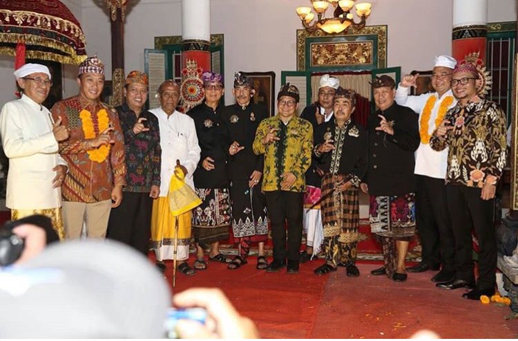 Dan, inilah moment yg sgt penting, Panglima Santri <a href="/cakimiNOW/">A Muhaimin Iskandar</a> menerima restu dr Para Penglingsir se-Bali utk maju sbg Cawapres 2019 mendampingi Pak <a href="/jokowi/">Joko Widodo</a>. Restu simbolik lewat udeng oleh Penglingsir Klungkung, YM Ida Dalem S Putra

<a href="/Hasto_66/">Hasto Kristiyanto</a> <a href="/PDI_Perjuangan/">PDI Perjuangan</a> 

#CakIminCintaBali