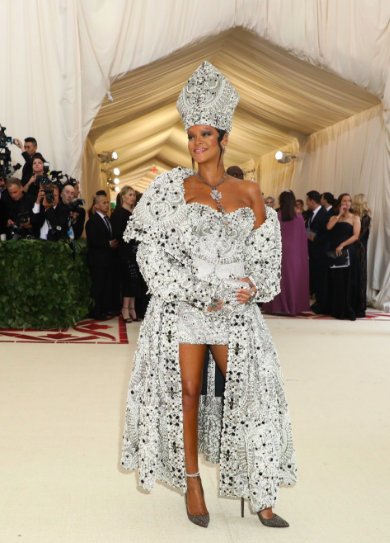 verunellka's tweet photo. #kween #Rihanna #Pope #popecouture https://t.co/yeVvP1Rfem https://t.co/CyaV2DDU69