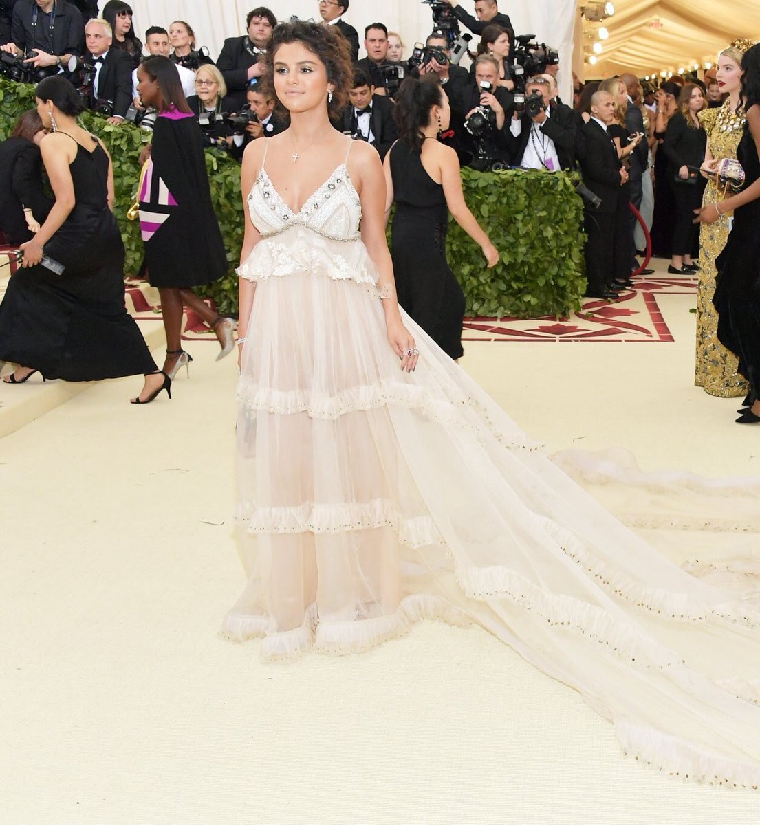 PreviouslyMusik's tweet image. #SelenaGomez
| #MetGala2018 

E S P E C T A C U L A R @SelenaGomez sobre la alfombra roja de la #MetGala😍✨ .. P R E C I O S A⭐