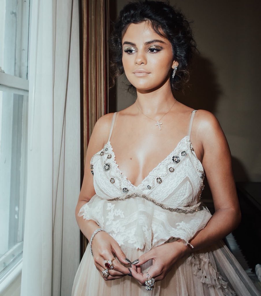 PreviouslyMusik's tweet image. #SelenaGomez
| #MetGala2018 

E S P E C T A C U L A R @SelenaGomez sobre la alfombra roja de la #MetGala😍✨ .. P R E C I O S A⭐