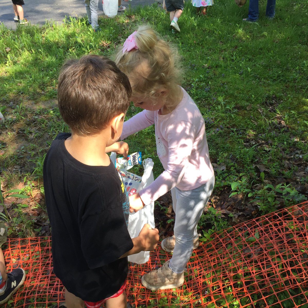 ccdsmrsbrown's tweet image. What an amazing day for the EC students. We read with the Integrity House, helped clean up the campus and had a picnic lunch with the entire LS! #ccdslearning #ccdsgreen