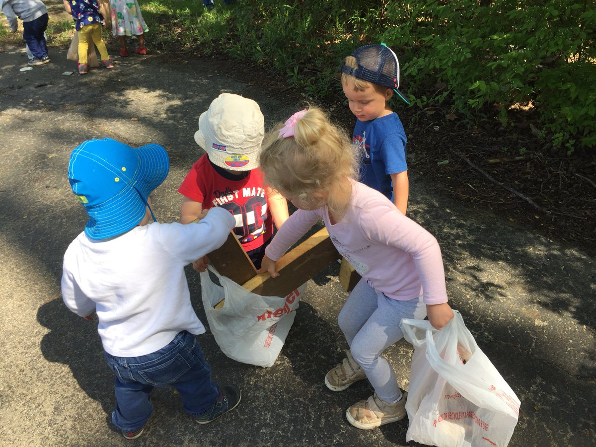 ccdsmrsbrown's tweet image. What an amazing day for the EC students. We read with the Integrity House, helped clean up the campus and had a picnic lunch with the entire LS! #ccdslearning #ccdsgreen