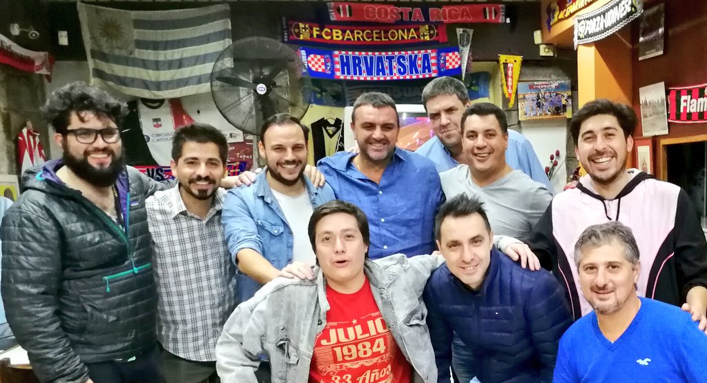 reneodista's tweet photo. Café y fútbol ⚽☕: Banda de @resbalosos; Fernando "El Tano" Cabrera ex árbitro Conmebol; el Capo de #DiegoOsella, jugador y DT argentino; Martín del Campo, ex lateral de @CARPoficial y @AUFOficial, más un largo etc de talentos. #PedazoDeBanda #Montevideo #Buceo #Uruguay #MiCopa. https://t.co/BAmPMzON84