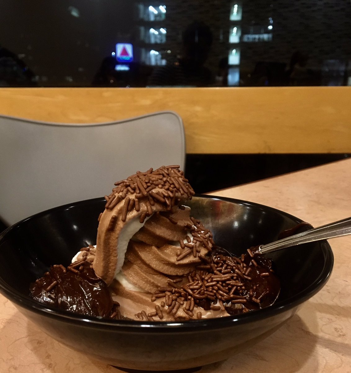 rachelemclean's tweet photo. To complete #AllDayWithRachel, I am going with a classic hot fudge Sunday with the backdrop of our lovely campus. Get ready #MetGala I will surely have a #HeavenlyBody after this dish 😋 https://t.co/0eDRNbvJ7v