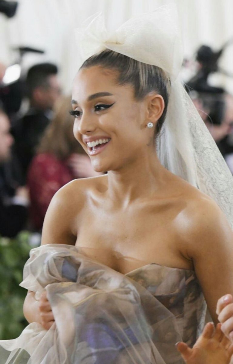 Ariana Grande Update tweet media