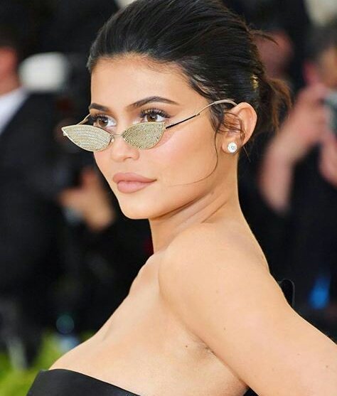 Rafah_BTS's tweet photo. Como que se faz com essa perfeição de irmãs   #MetGala https://t.co/klxtMiXsgR