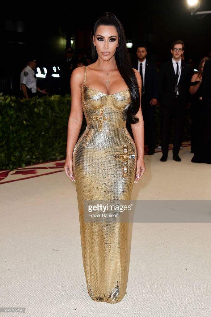 Rafah_BTS's tweet photo. Como que se faz com essa perfeição de irmãs   #MetGala https://t.co/klxtMiXsgR