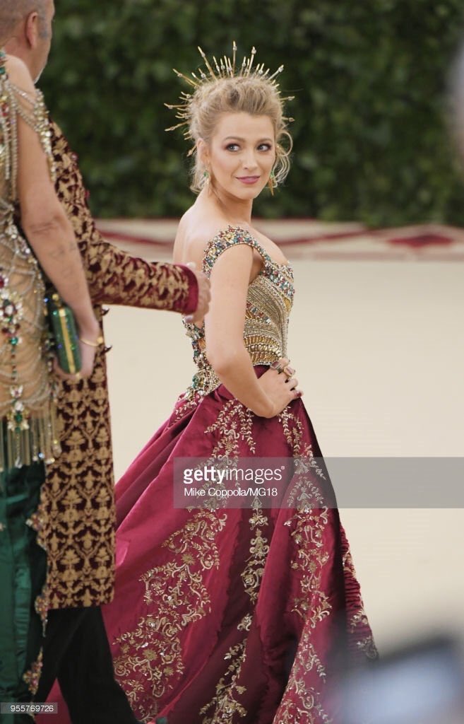 2015smetgala's tweet photo. Blake Lively #MetGala https://t.co/fr2c0YsdSp