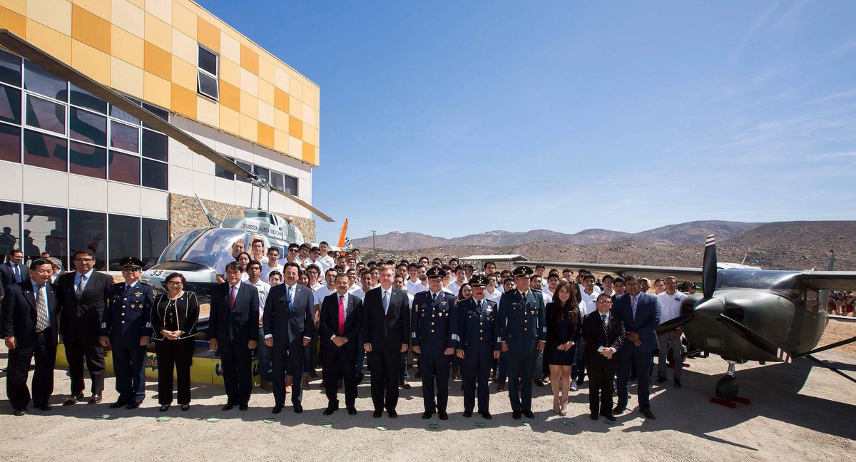 Hoy fuimos testigos de la entrega de dos aeronaves por parte de la <a href="/SEDENAmx/">AltoMando</a> a la @UABC_Mx, mismas que servirán para reforzar los conocimientos y la formación de las y los alumnos de la carrera de Ingeniería Aeroespacial de la Unidad Valle Palmas en #TJ: bit.ly/2rwpUzo