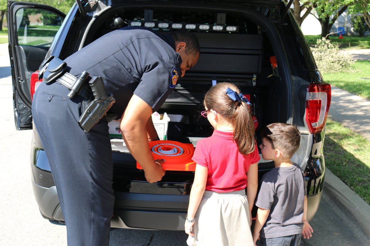 roundrockpolice's tweet photo. Chief Banks surprised the 7-year-old who left her $4 allowance and a heartfelt note at the Department for the family of Officer Charles Whites last week. Chief presented Ximena with a hug and goodies, she got a close look at Charles’ patrol vehicle. https://t.co/gIszCYiOig