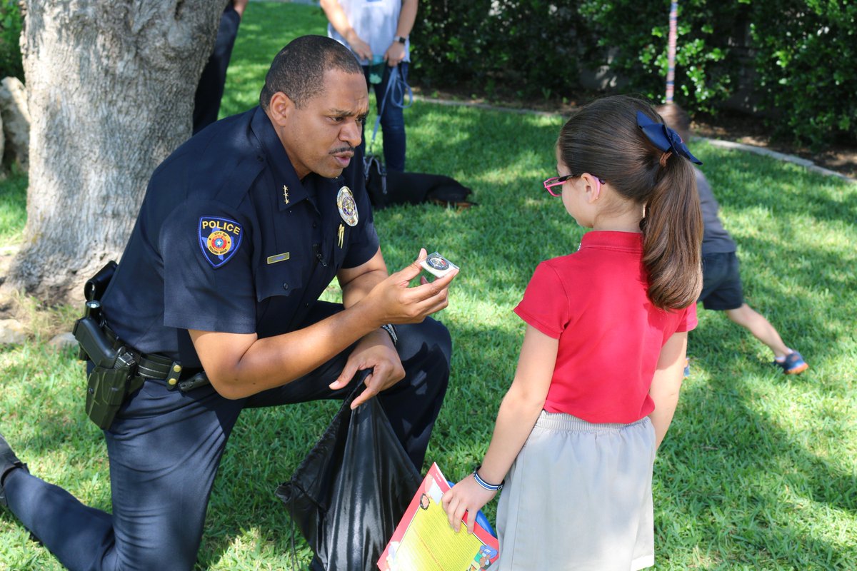 roundrockpolice's tweet photo. Chief Banks surprised the 7-year-old who left her $4 allowance and a heartfelt note at the Department for the family of Officer Charles Whites last week. Chief presented Ximena with a hug and goodies, she got a close look at Charles’ patrol vehicle. https://t.co/gIszCYiOig