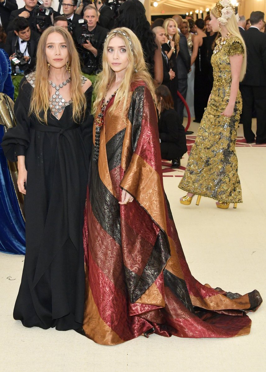 4ChionLifestyle's tweet photo. Olsen Twins #metgala #4chionstyle #fashion #heavenlybodies #fashion #style #Vogue #fbloggerrt https://t.co/91F4abZp0I
