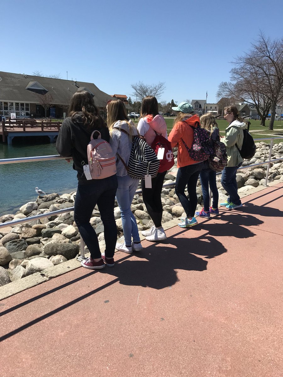 StMary8thGrade's tweet photo. Class trip Day 1 #SMRRockets #mackinac https://t.co/OQ1Q2wB2Pd